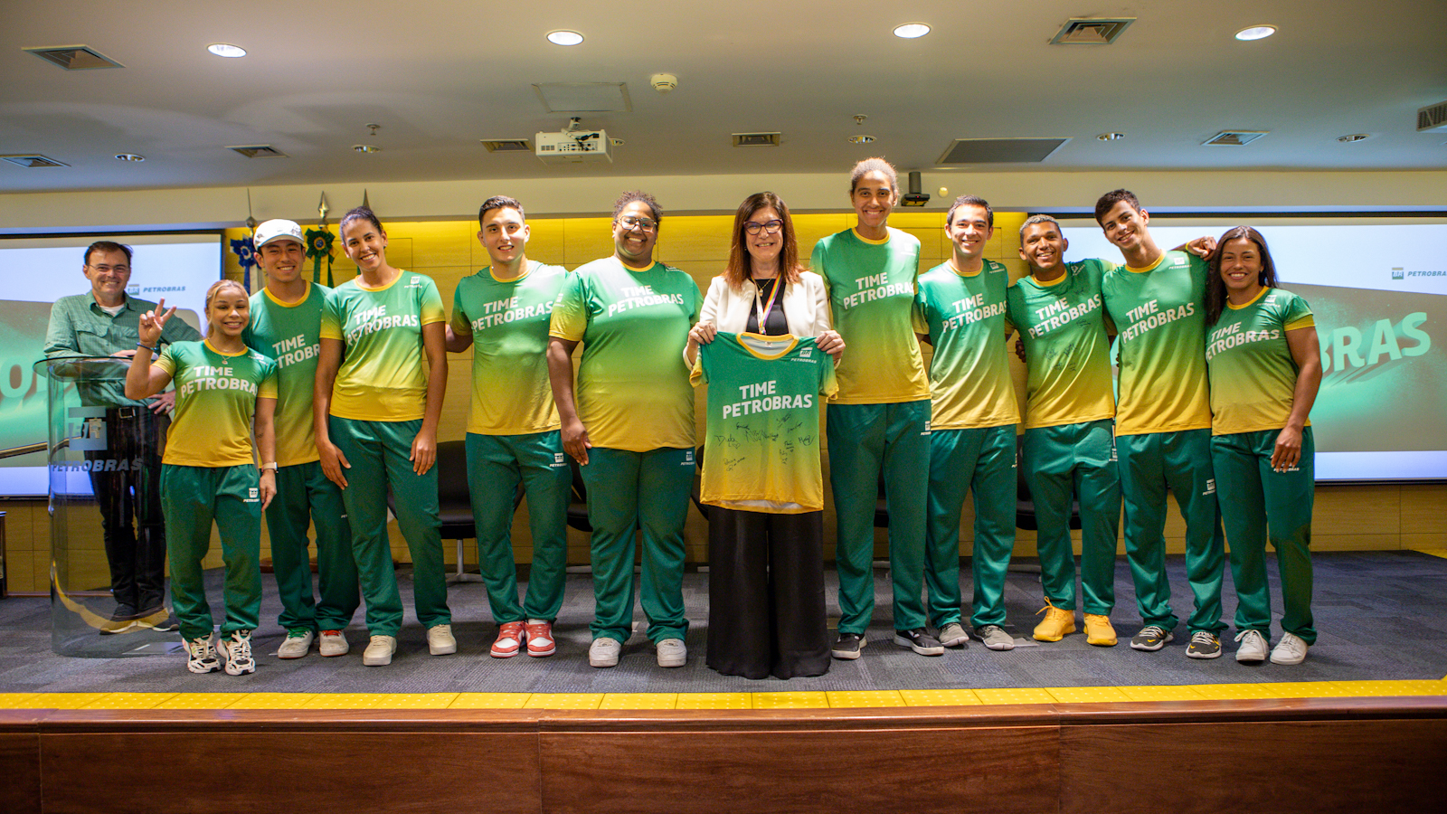 A presidente Magda Chambriard com atletas do Time Petrobras que participaram dos Jogos de Paris